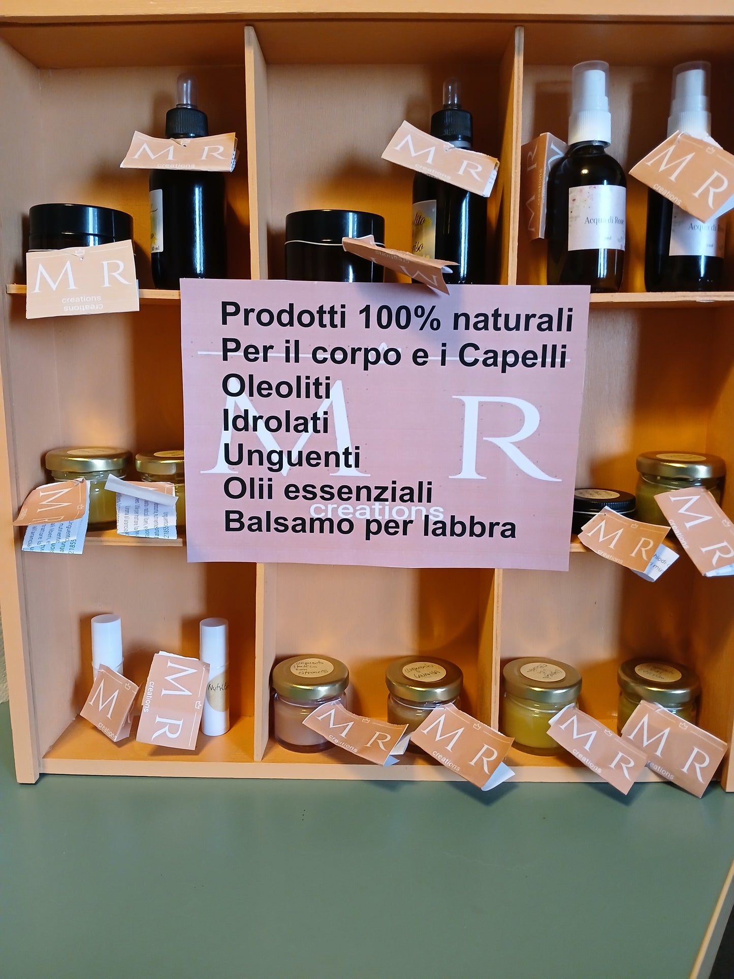 Unguenti, oleoliti, idrolati, oli essenziali